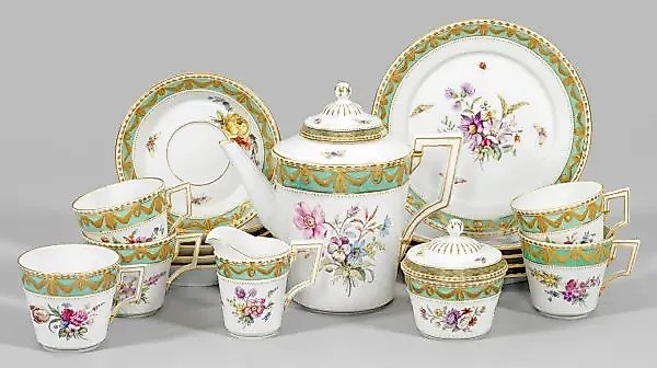 Чайный сервиз "Курляндия" с летним цветочным орнаментом.