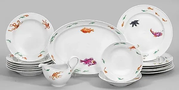 Fish dishware with "sea creatures" decorations