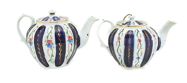 Русские фарфоровые чайники Кузнецова с кобальтом и золотым узором.