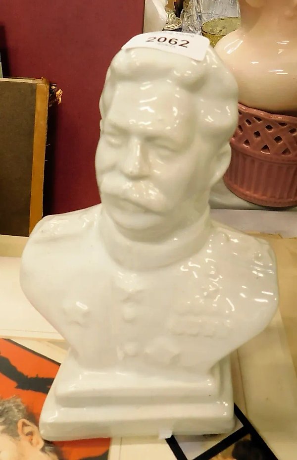 Bust of Stalin in the Dulevo style, 24 cm high.