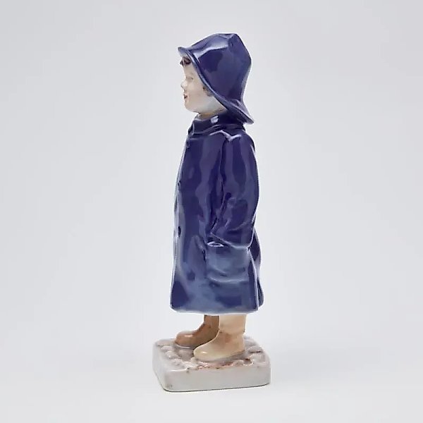 Мальчик в дождевике