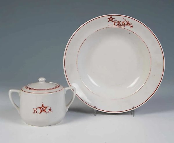 Plate and sugar bowl of the Red Army, Dulevo, circa 1937. Decorated with an iron-red pattern. The underside is marked.