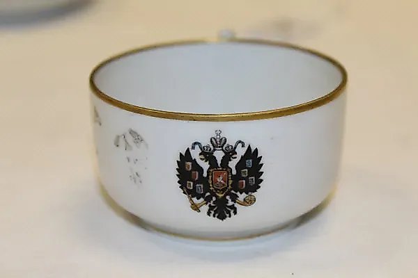 Фарфоровая чашка и блюдце с гербом царя Николая II