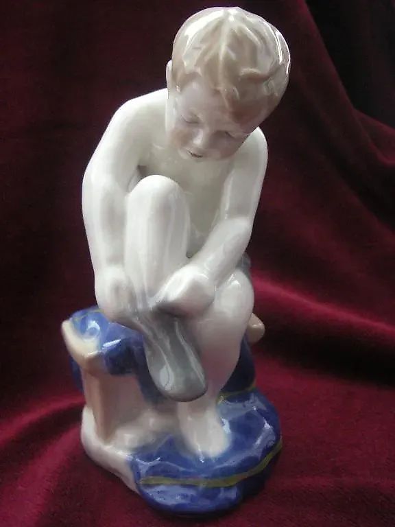 Мальчик одевающий носки