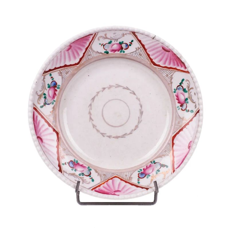 Фарфоровая тарелка с цветочным украшением