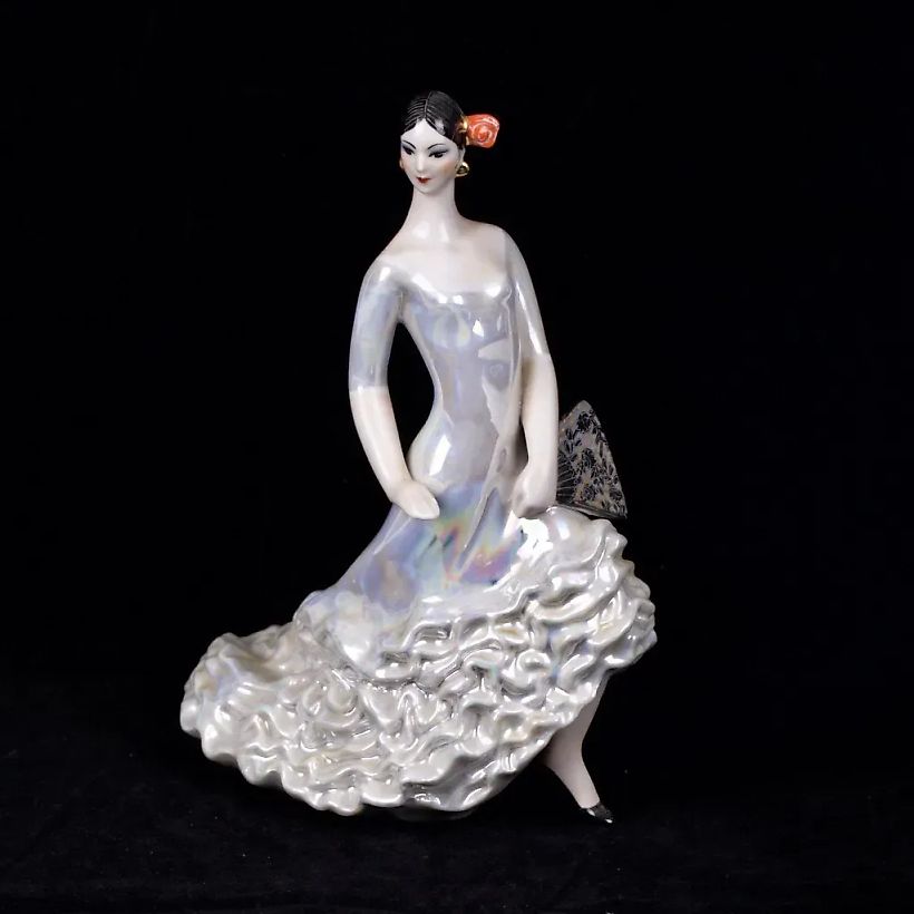 Фарфоровая фигура 