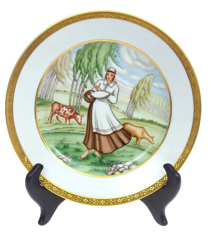 Фарфоровая тарелка