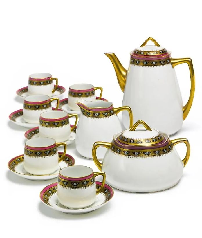 Фарфоровый кофейный сервиз в стиле ар нуво, фабрика М.С. Кузнецова, около 1900 года