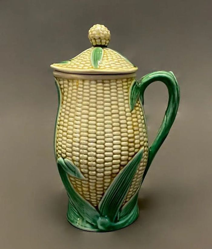 Porcelain decanter with lid from the Kuznetsov manufactory