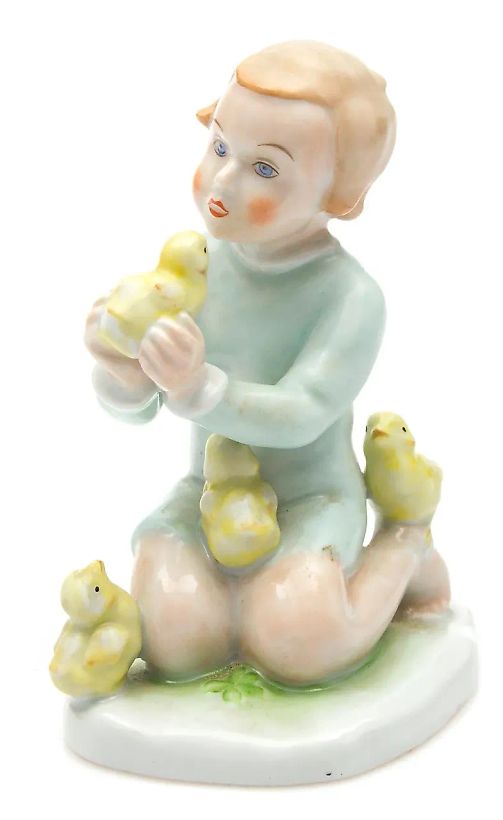 Фарфоровая фигурка