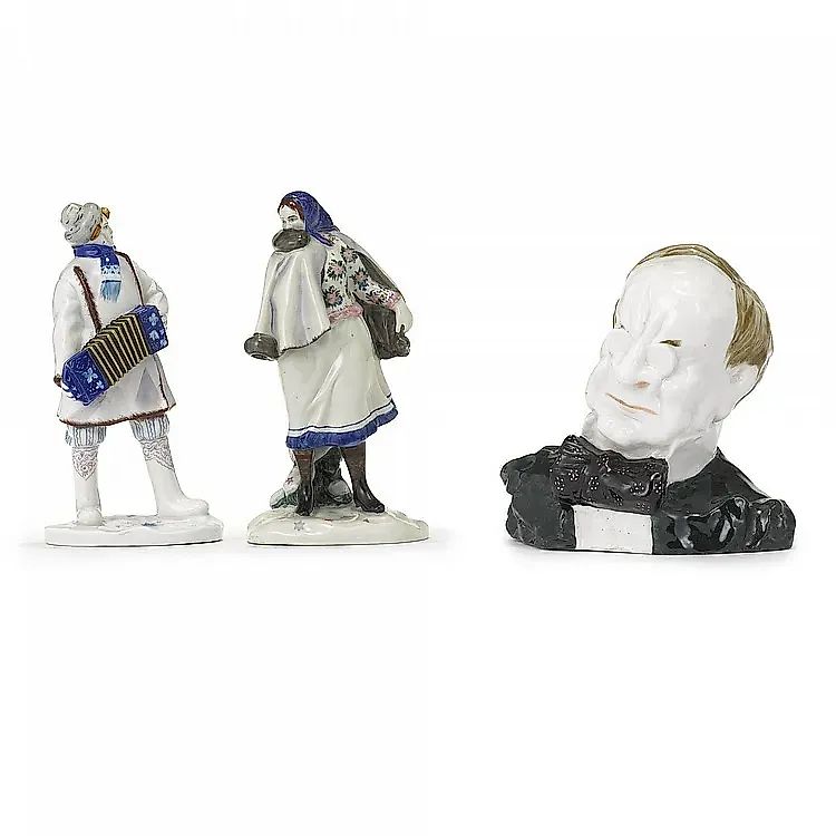 ДВЕ СОВЕТСКИЕ ФАРФОРОВЫЕ ФИГУРКИ ИГРОКА НА БАЯНЕ И ТАНЦОВЩИЦЫ, ЛЕНИНГРАДСКАЯ ФАРФОРОВАЯ ФАБРИКА ИМЕНИ ЛОМОНОСОВА