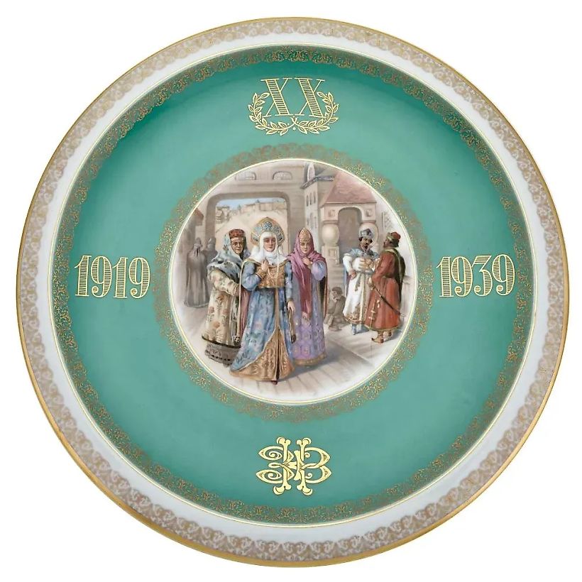 Soviet porcelain presentation plate from the Kuznetsov factory, Riga, circa 1939.