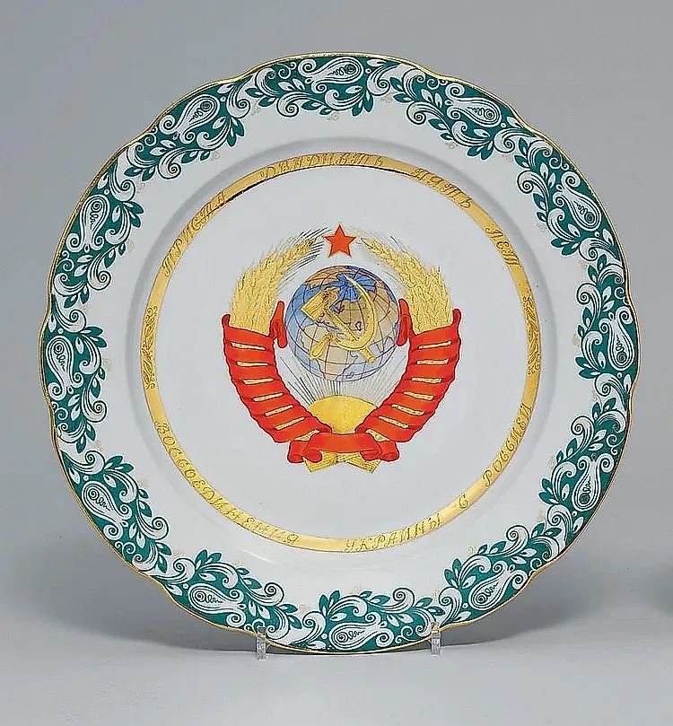 БОЛЬШАЯ СОВЕТСКАЯ ФАРФОРОВАЯ ТАРЕЛКА