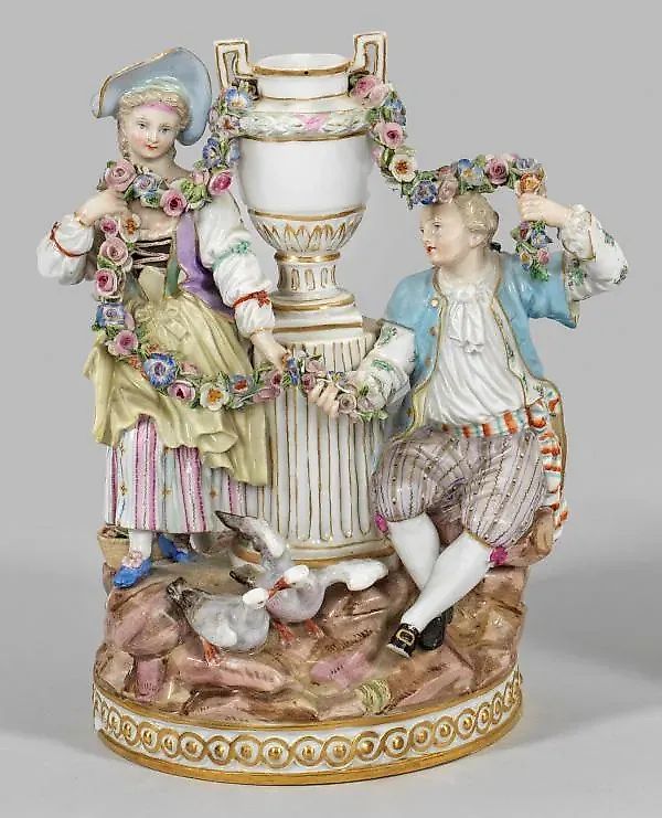 Группа фарфоровых фигурок влюбленной пары