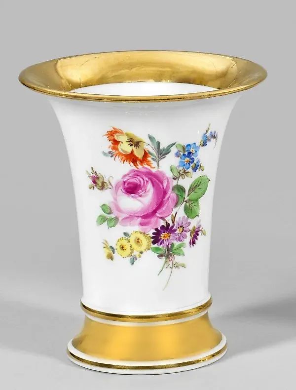 Ваза в виде кратера с декором