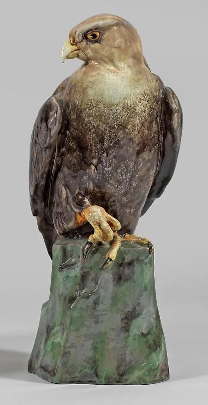 Глиняная фигура хищной птицы