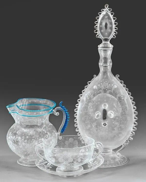 Трехэлементная коллекция состоит из графина с пробкой, декоративного кувшина и двуручной чаши