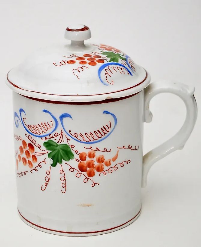 Kuznetsov cup and lid with a fruit plant pattern
