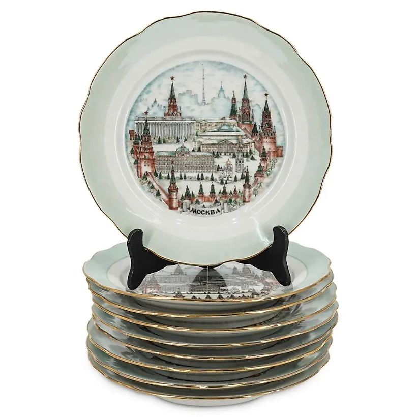 Фарфоровые тарелки из Дулево с росписью Кремлевской стены.