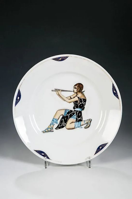 Фарфоровая тарелка с рисунками костюмов из балета