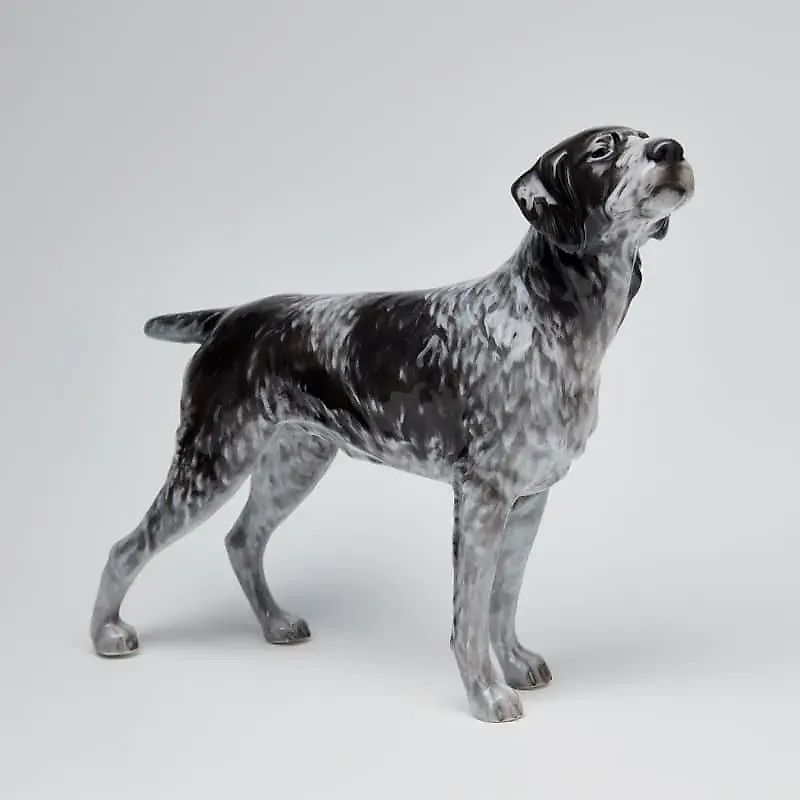 The figurine of a hunting dog.