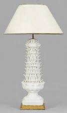 Большая декоративная итальянская белая керамическая настольная лампа