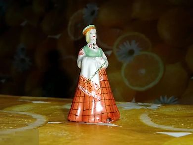 Народная девушка с полотенцем