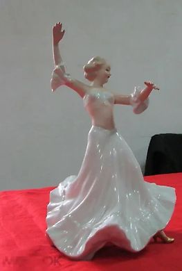 Танцовщица в пышном платье