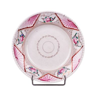 Фарфоровая тарелка с цветочным украшением