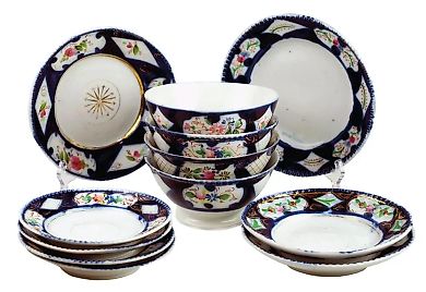 ЧЕТЫРЕ БОЛЬШИЕ ПИАЛЫ, ЧЕТЫРЕ ТАРЕЛКИ, ТРИ ДЕСЕРТНЫХ ТАРЕЛКИ