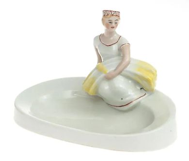 Фарфоровая посуда "Девушка в народном костюме" от Кузнецова, Латвия, около 1930-х годов.