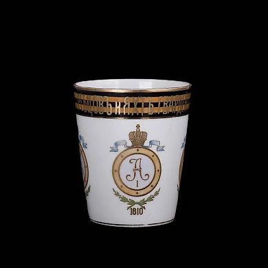 Cup "In Memory of the 100th Anniversary of the Guards Rowers and Yachts" made of Russian porcelain with enamel painting. Kuznetsov Manufactory, early 20th century. Dimensions: 9.8 x 8.4 cm.
