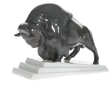 Фарфоровая фигурка "Зубр"  автор Е. Ривош