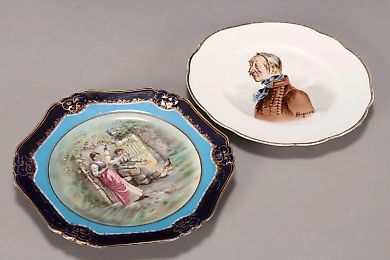 Две декоративные тарелки . С портретом  и фарфоровая тарелка с дамами в саду