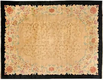 Большой, старый ковер в стиле ар-деко.