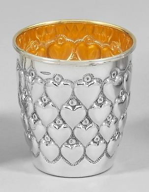 Серебряный бокал с сердцами.