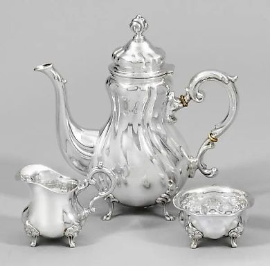 Немецкий серебряный кофейник в стиле барокко с серебряными сливочником и сахарницей