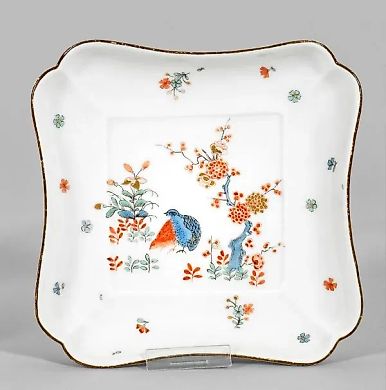 Украшенная чаша с декорацией из перепелов.