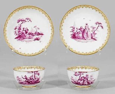 Пара кружек с хлопковым декором в пурпурно-камеевых тонах.