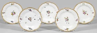 Коллекция из пяти фарфоровых тарелок с фруктовым и цветочным декором