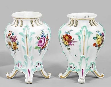 Пара ваз с ароматическими мешочками и цветочным оформлением.