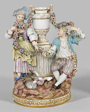 Группа фарфоровых фигурок влюбленной пары