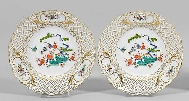 Два декоративных круглых блюда с украшением в стиле Какиэмон "Три друга".