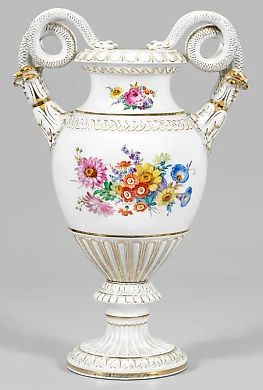 Ваза с ручкой в виде змеи и декором из цветов