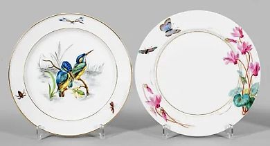 Два фарфоровых блюда, украшенные рисунком цикламена и зимородков