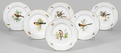 Шесть тарелок для ужина с птичьим украшением.