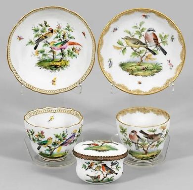 Табакерка и две чашки для кофе с птичьим украшением.