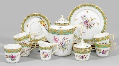 Чайный сервиз "Курляндия" с летним цветочным орнаментом.