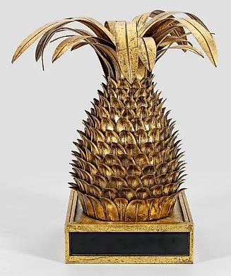 Золоченая металлическая и черная стеклянная настольная лампа, выполненная в форме большого ананаса,