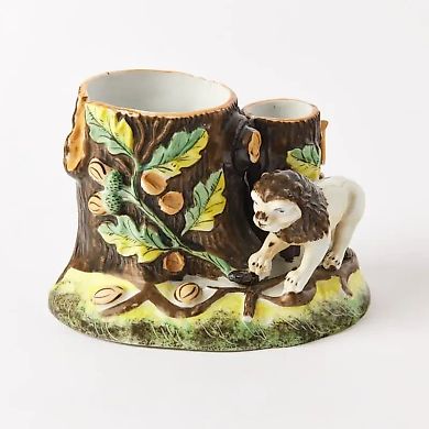 Porcelain pencil holder with a lion.
